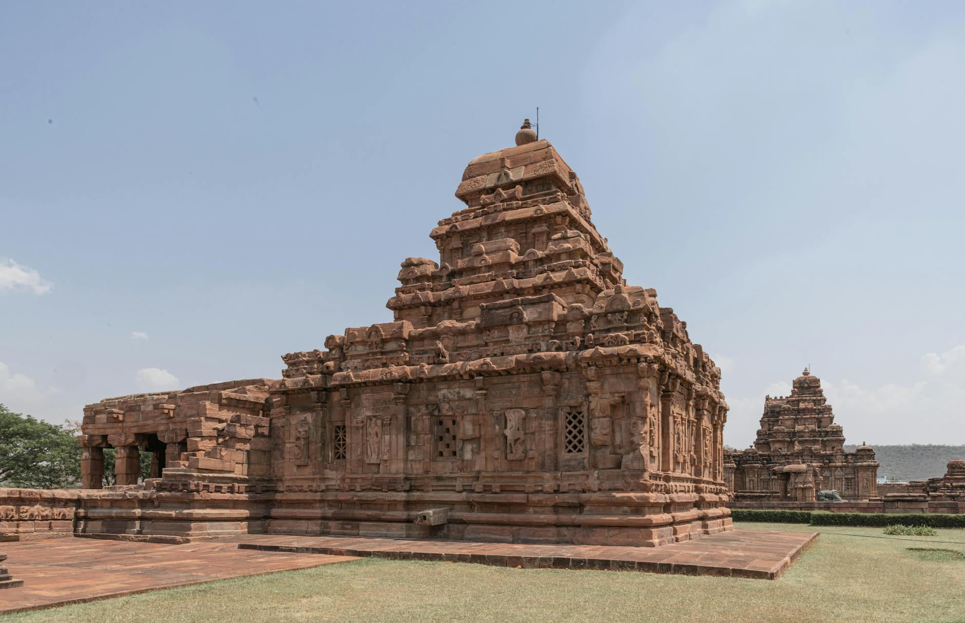 Kamienne świątynie Pattadakal w Indiach na tle jasnego nieba