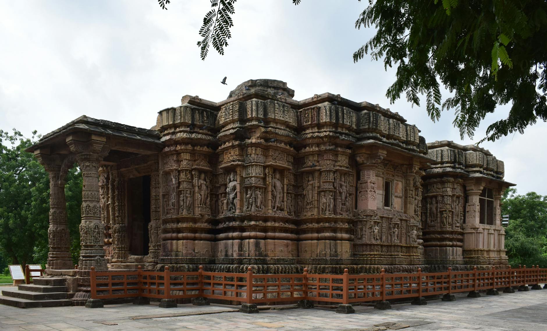 Kamienny Świątynia Słońca w Modherze z misternymi rzeźbami