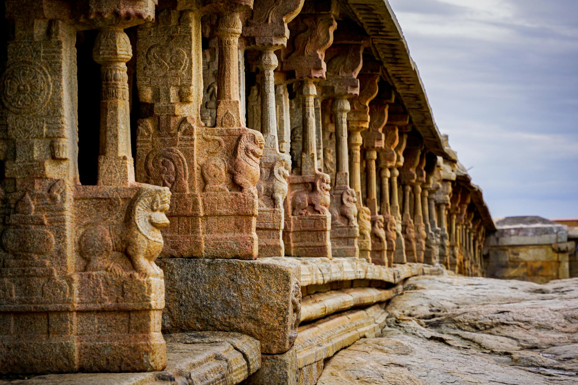 Zbliżenie na misternie rzeźbione kamienne reliefy starożytnej świątyni Indii