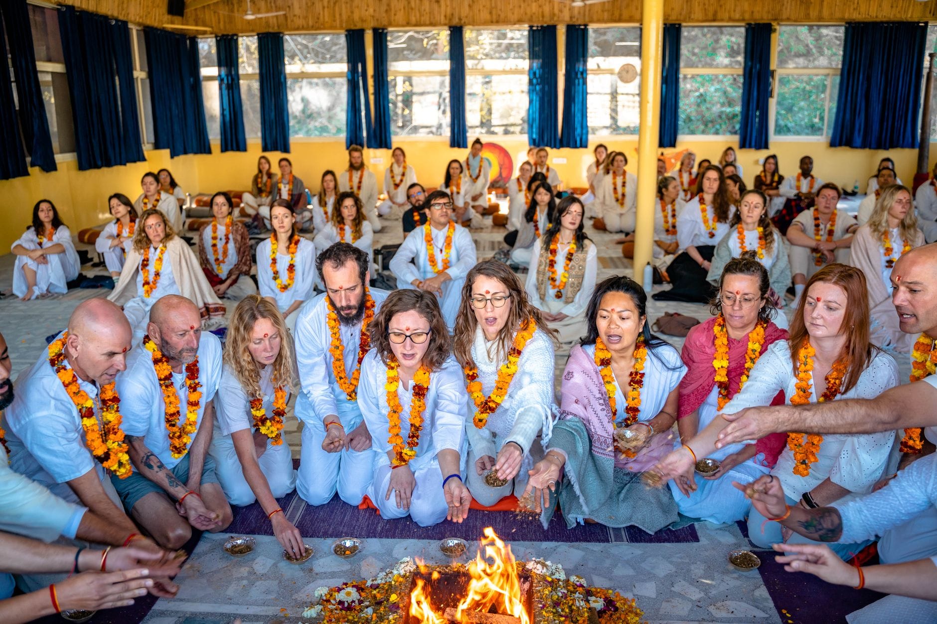 Poranny ognisty rytuał w Rishikesh z udziałem Hindusów w bieli