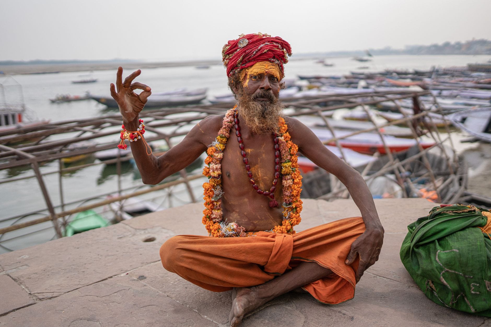 Sadhu medytujący nad Gangesem w Waranasi o poranku