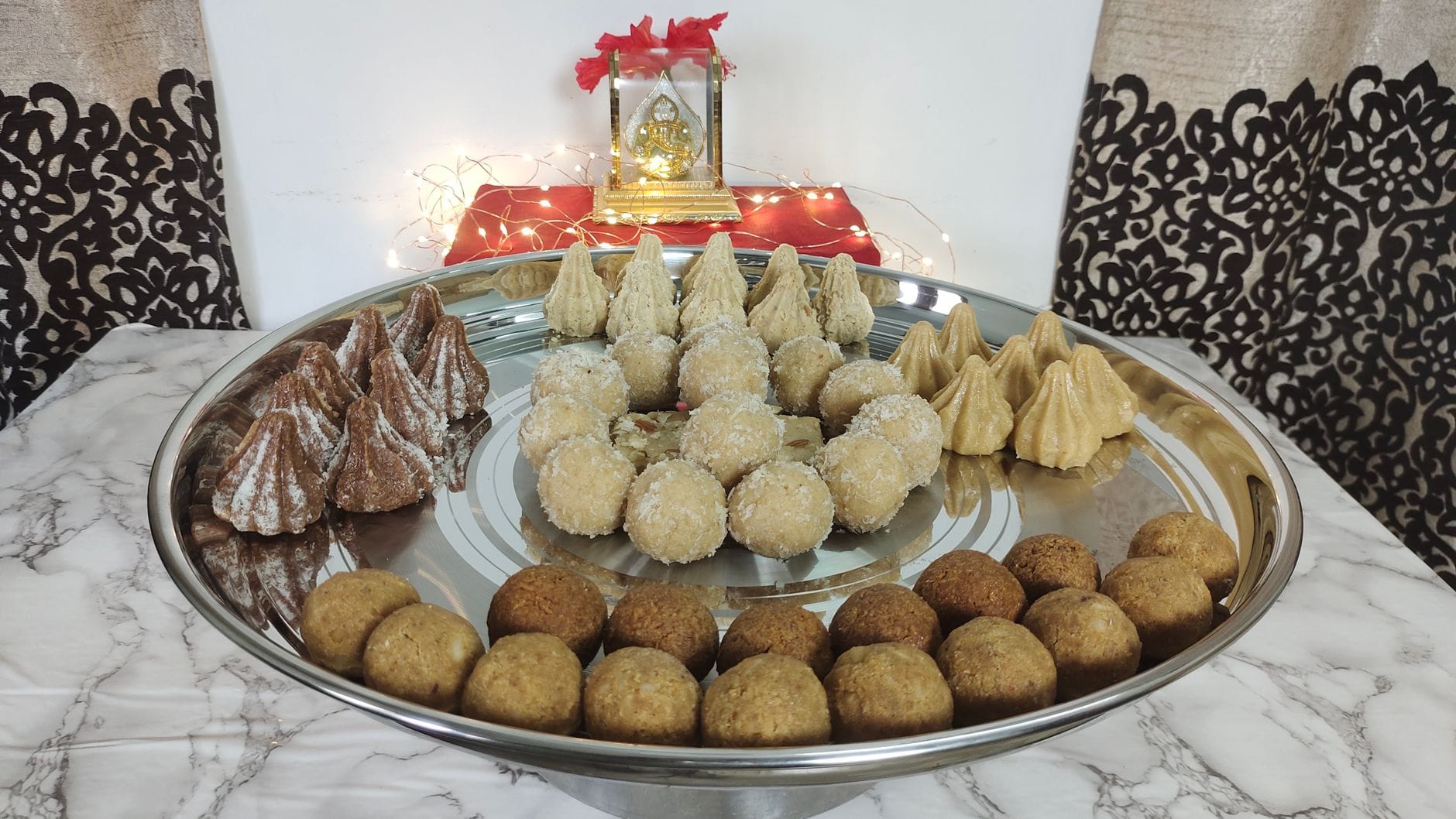 Taca z indyjskimi słodyczami modak i ladoo na świąteczny czas postu