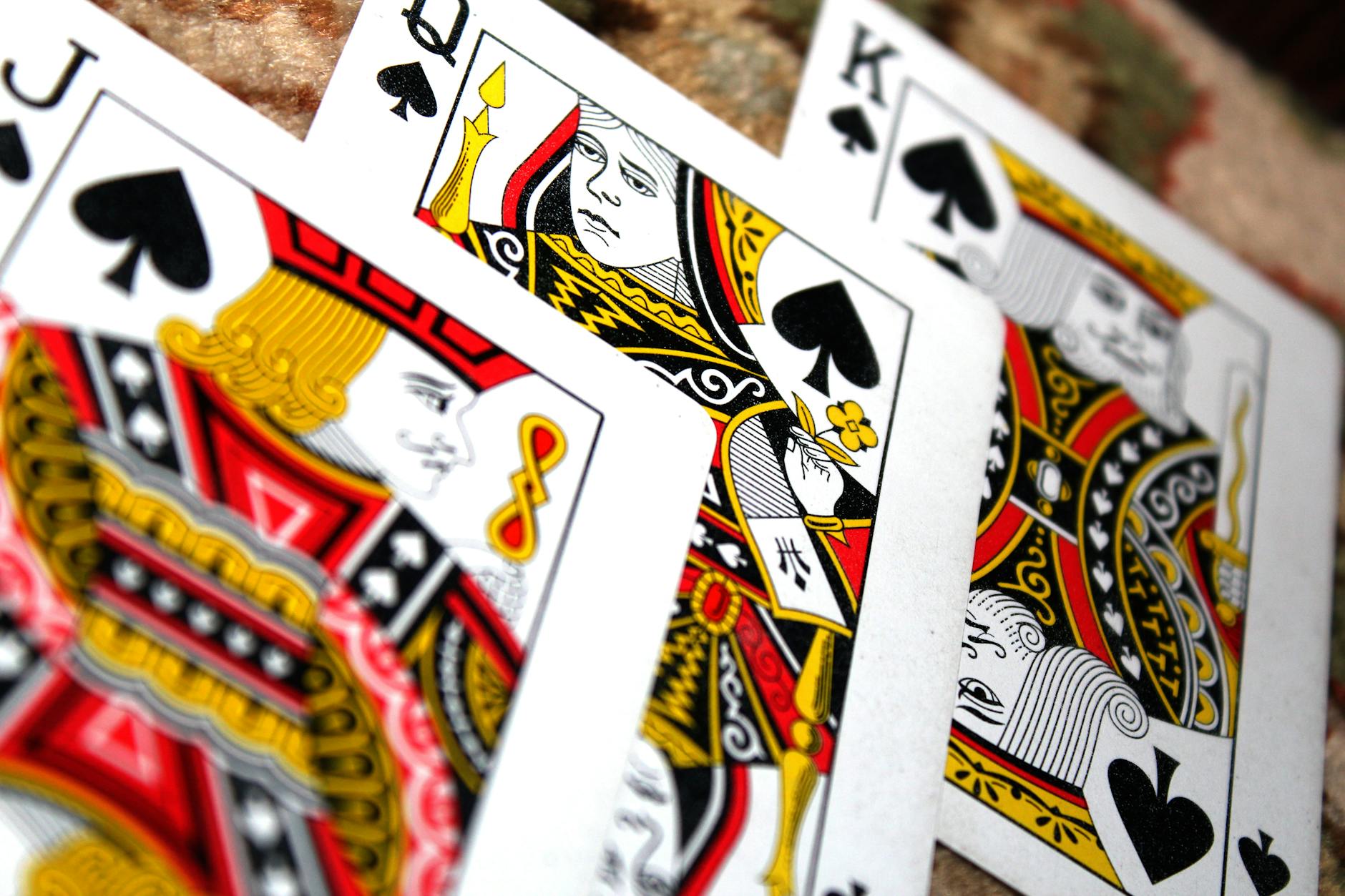 Zbliżenie kart w kolorze pik przy rozgrywce pasjansa online