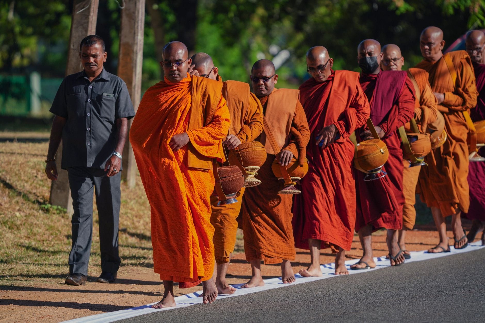 Od pielgrzymki do wewnętrznej podróży co rytuały Ratha Yatra mówią o ruchu duszy ku boskości Procesja buddyjskich mnichów w pomarańczowych szatach w czasie pielgrzymki