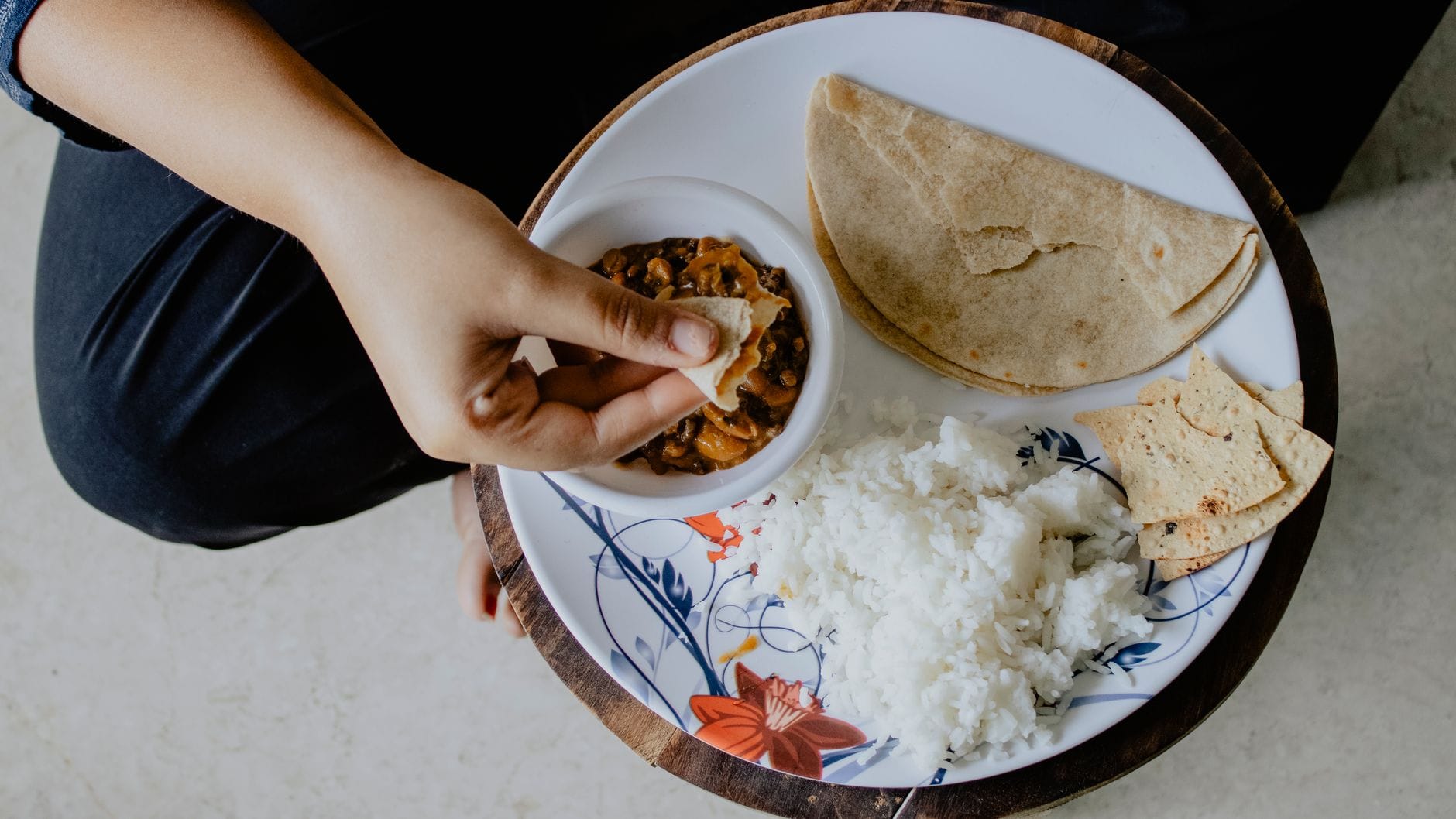 Widok z góry na wegetariański indyjski posiłek: chapati, ryż i fasola