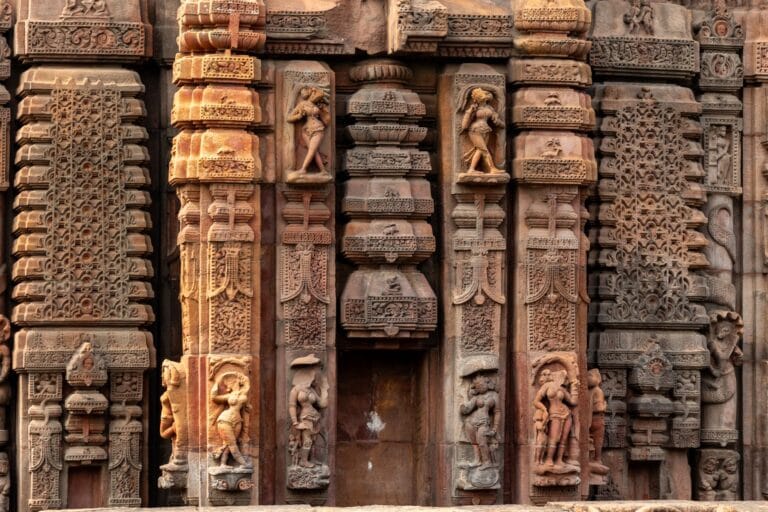 Detalowane kamienne rzeźby na ścianach świątyni w Bhubaneswarze w Indiach