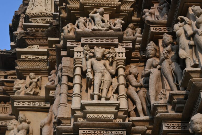 Detal rzeźbień na zabytkowej świątyni w Khajuraho