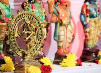 Trimurti w hinduizmie: czym różnią się role Brahmy, Wisznu i Śiwy? Kolorowe indyjskie posągi religijne ozdobione kwiatami