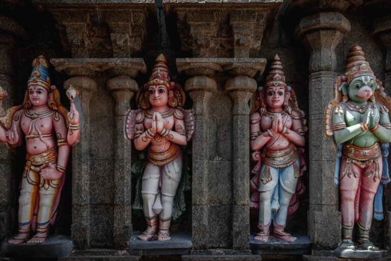 Kolorowe posągi hinduistycznych bóstw na fasadzie świątyni w Tamil Nadu